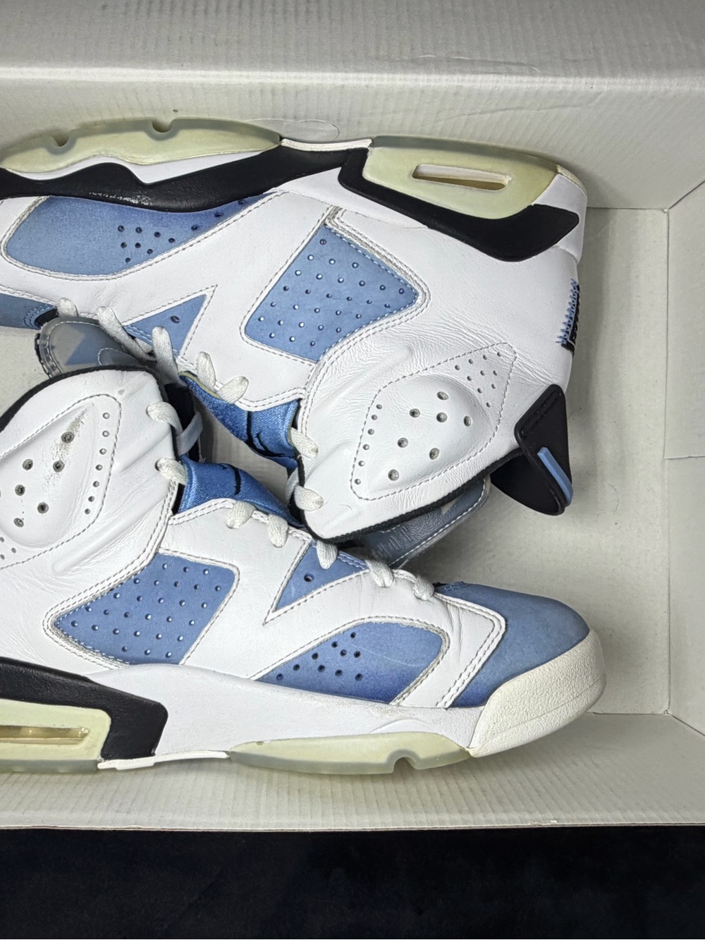 Size 9 men Jordan 6 Unc